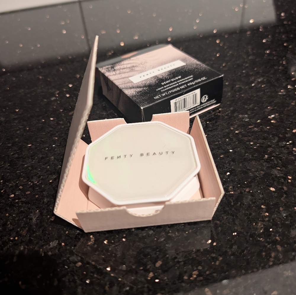 Fenty Beauty Light-Diffusing Highlighter - Picture 3 of 8